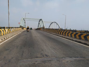 Doddaballapura, Karnataka, Hindistan-Nisan 18 2021: Doddaballapura Yolu 'nun doğa arka planında üstgeçişi olan yakınlaşması