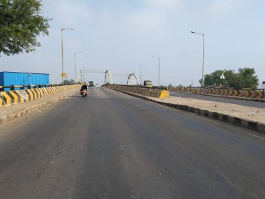 Doddaballapura, Karnataka, Hindistan-Nisan 18 2021: Doddaballapura Yolu 'nun doğa arka planında üstgeçişi olan yakınlaşması