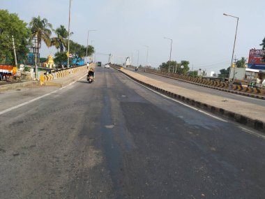 Doddaballapura, Karnataka, Hindistan-Nisan 18 2021: Doddaballapura Yolu 'nun doğa arka planında üstgeçişi olan yakınlaşması