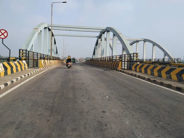 Doddaballapura, Karnataka, Hindistan-Nisan 18 2021: Doddaballapura Yolu 'nun doğa arka planında üstgeçişi olan yakınlaşması