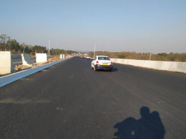 Bidadi, Karnataka, Hindistan-Mar 14 2021: Kengeri ve Bidadi arasında NH275 Bangalore 'den Mysore Highway Road' a kadar uzanan güzel yeni sekiz şeritli yol inşaatı.