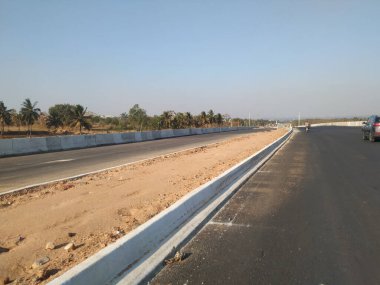 Bidadi, Karnataka, Hindistan-Mar 14 2021: Kengeri ve Bidadi arasında NH275 Bangalore 'den Mysore Highway Road' a kadar uzanan güzel yeni sekiz şeritli yol inşaatı.