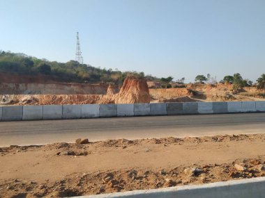 Bidadi, Karnataka, Hindistan-Mar 14 2021: Kengeri ve Bidadi arasında NH275 Bangalore 'den Mysore Highway Road' a kadar uzanan güzel yeni sekiz şeritli yol inşaatı.