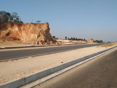 Bidadi, Karnataka, Hindistan-Mar 14 2021: Kengeri ve Bidadi arasında NH275 Bangalore 'den Mysore Highway Road' a kadar uzanan güzel yeni sekiz şeritli yol inşaatı.