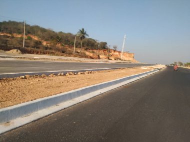 Bidadi, Karnataka, Hindistan-Mar 14 2021: Kengeri ve Bidadi arasında NH275 Bangalore 'den Mysore Highway Road' a kadar uzanan güzel yeni sekiz şeritli yol inşaatı.