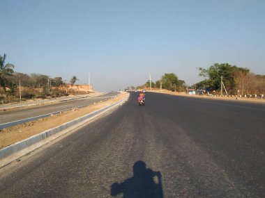 Bidadi, Karnataka, Hindistan-Mar 14 2021: Kengeri ve Bidadi arasında NH275 Bangalore 'den Mysore Highway Road' a kadar uzanan güzel yeni sekiz şeritli yol inşaatı.