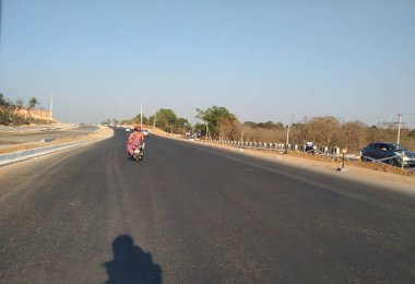 Bidadi, Karnataka, Hindistan-Mar 14 2021: Kengeri ve Bidadi arasında NH275 Bangalore 'den Mysore Highway Road' a kadar uzanan güzel yeni sekiz şeritli yol inşaatı.