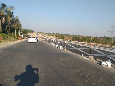 Bidadi, Karnataka, Hindistan-Mar 14 2021: Kengeri ve Bidadi arasında NH275 Bangalore 'den Mysore Highway Road' a kadar uzanan güzel yeni sekiz şeritli yol inşaatı.