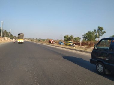Bidadi, Karnataka, Hindistan-Mar 14 2021: Kengeri ve Bidadi arasında NH275 Bangalore 'den Mysore Highway Road' a kadar uzanan güzel yeni sekiz şeritli yol inşaatı.