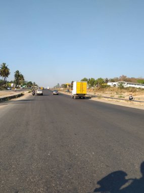 Bidadi, Karnataka, Hindistan-Mar 14 2021: Kengeri ve Bidadi arasında NH275 Bangalore 'den Mysore Highway Road' a kadar uzanan güzel yeni sekiz şeritli yol inşaatı.