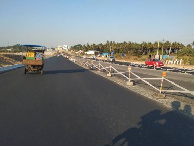 Bidadi, Karnataka, Hindistan-Mar 14 2021: Kengeri ve Bidadi arasında NH275 Bangalore 'den Mysore Highway Road' a kadar uzanan güzel yeni sekiz şeritli yol inşaatı.