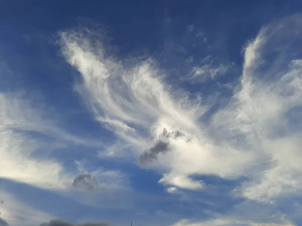 インド カルナータカ州バンガロールの青い背景の雲と美しい天の空の閉鎖 — ストック写真