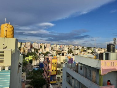 Bangalore, Karnataka, Hindistan-16 Mayıs 2021: Gün ortasında Bengaluru 'da şehir manzarası ve şehir merkezi manzaralı güzel cennet gökyüzüne yakın çekim.