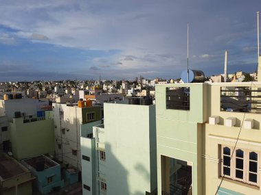 Bangalore, Karnataka, Hindistan-16 Mayıs 2021: Gün ortasında Bengaluru 'da şehir manzarası ve şehir merkezi manzaralı güzel cennet gökyüzüne yakın çekim.
