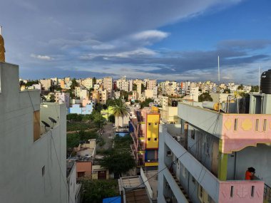 Bangalore, Karnataka, Hindistan-16 Mayıs 2021: Gün ortasında Bengaluru 'da şehir manzarası ve şehir merkezi manzaralı güzel cennet gökyüzüne yakın çekim.