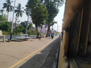 Channapatna, Karnataka, Hindistan-Nisan 07 2021: Trenlerin, platformların, yürüyen insanların ve Channapatna Tren İstasyonu 'nun isim panosunun kapatılması