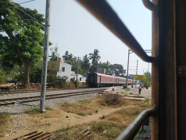 Channapatna Karnataka Índia Apr 2021 Close Trens Plataforma Pessoas Andando — Fotografia de Stock