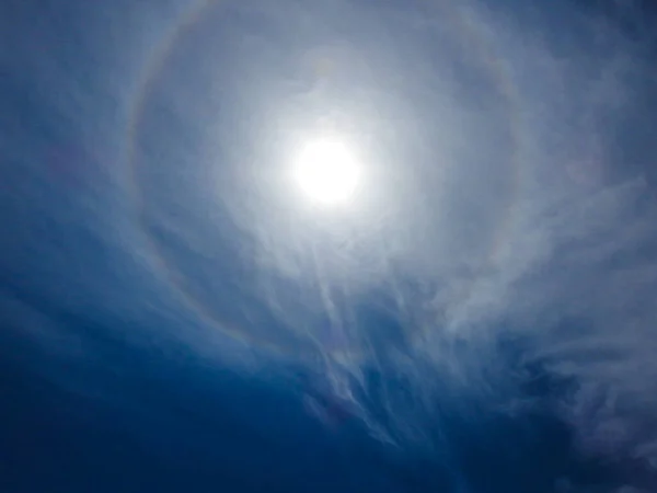 インドのカルナータカ州バンガロールで青い空の背景を持つ太陽の周りの美しい虹の輪の閉鎖 — ストック写真