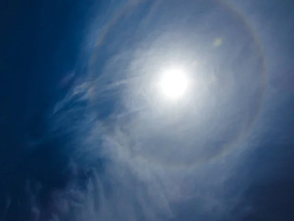 インドのカルナータカ州バンガロールで青い空の背景を持つ太陽の周りの美しい虹の輪の閉鎖 — ストック写真