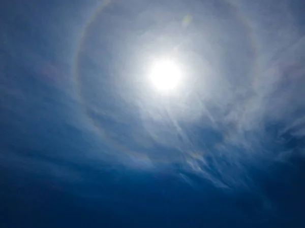 Close Belo Círculo Arco Íris Torno Sol Com Fundo Azul — Fotografia de Stock