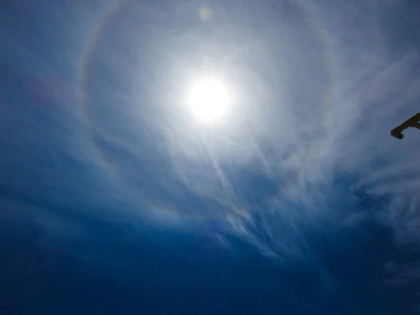インドのカルナータカ州バンガロールで青い空の背景を持つ太陽の周りの美しい虹の輪の閉鎖 — ストック写真