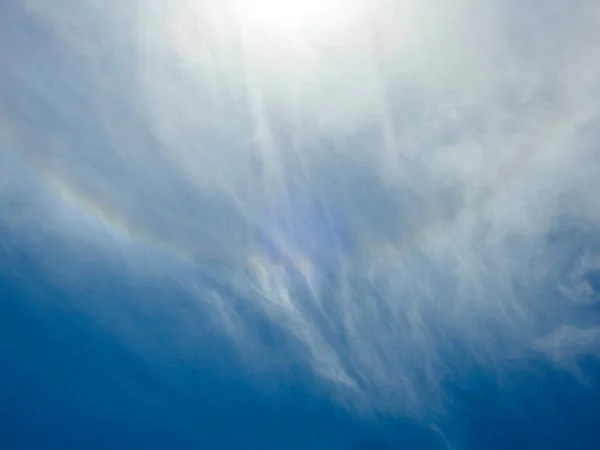 Close Belo Círculo Arco Íris Torno Sol Com Fundo Azul — Fotografia de Stock