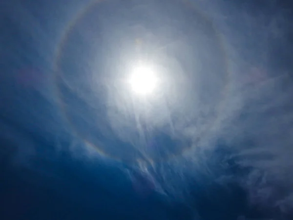 Close Belo Círculo Arco Íris Torno Sol Com Fundo Azul — Fotografia de Stock