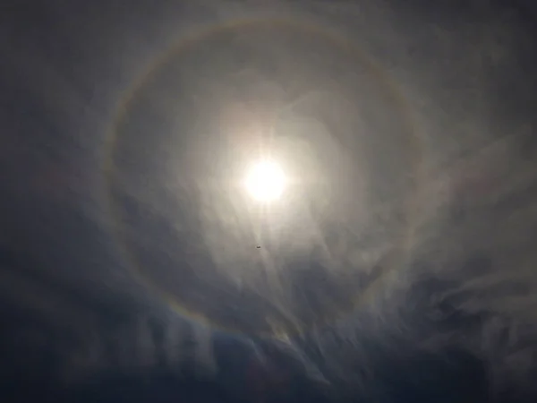 Close Belo Círculo Arco Íris Torno Sol Com Fundo Azul — Fotografia de Stock