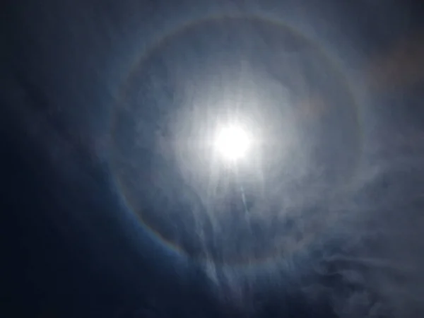 インドのカルナータカ州バンガロールで青い空の背景を持つ太陽の周りの美しい虹の輪の閉鎖 — ストック写真