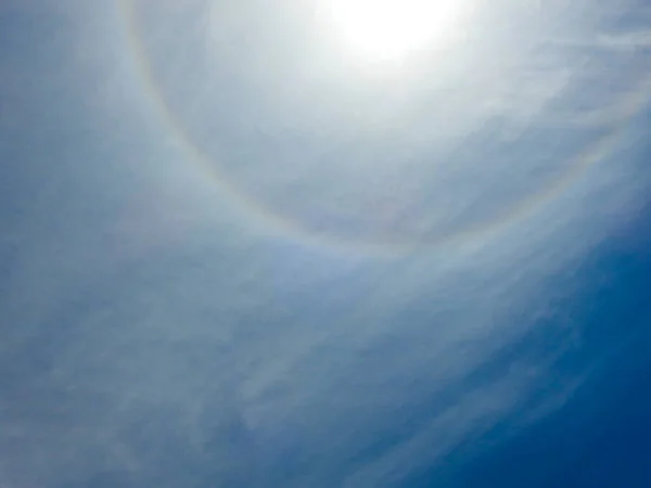 インドのカルナータカ州バンガロールで青い空の背景を持つ太陽の周りの美しい虹の輪の閉鎖 — ストック写真