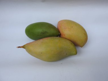 Tek kişilik Totapuri Raw Mango Meyvesi grubu beyaz arkaplanda izole edildi