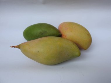 Tek kişilik Totapuri Raw Mango Meyvesi grubu beyaz arkaplanda izole edildi