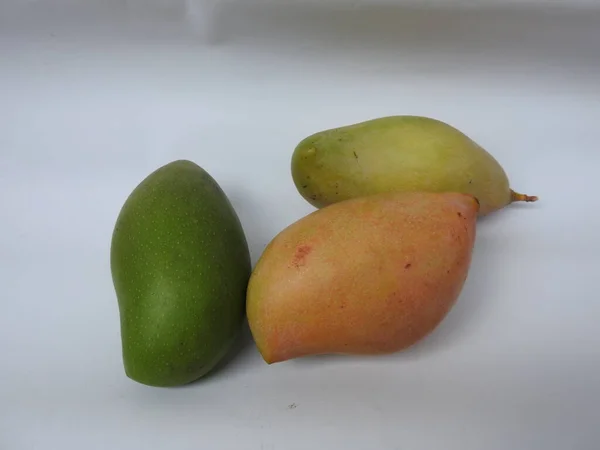 Крупним Планом Окремі Групові Фрукти Tapuri Raw Mango Ізольовані Білому — стокове фото