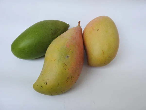 Nahaufnahme Von Einzelnen Und Gruppen Von Totapuri Rohe Mangofrucht Isoliert — Stockfoto