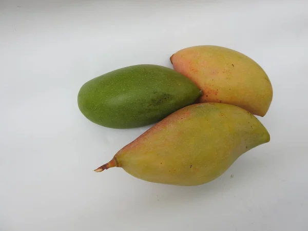 Closeup Single Grupo Totapuri Raw Mango Fruit Isolado Fundo Branco — Fotografia de Stock