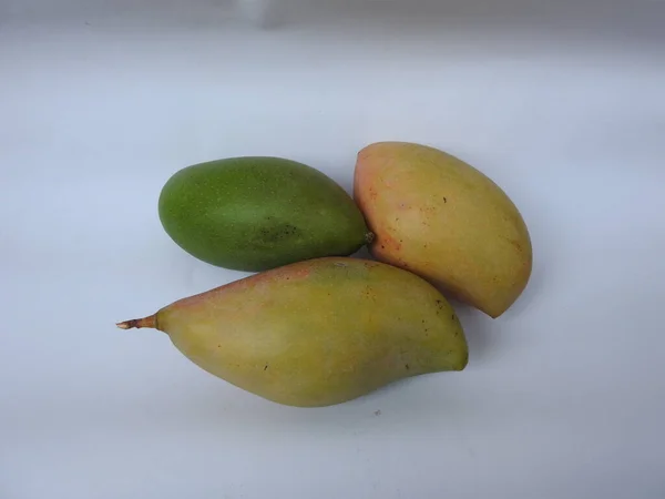 Detailní Záběr Jednotlivých Skupiny Totapuri Raw Mango Ovoce Izolované Bílém — Stock fotografie