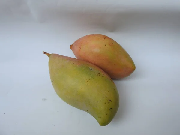 Pendekatan Tunggal Dan Kelompok Totapuri Raw Mango Buah Terisolasi Pada — Stok Foto