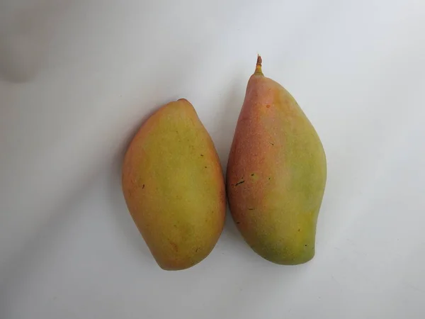 Крупним Планом Окремі Групові Фрукти Tapuri Raw Mango Ізольовані Білому — стокове фото