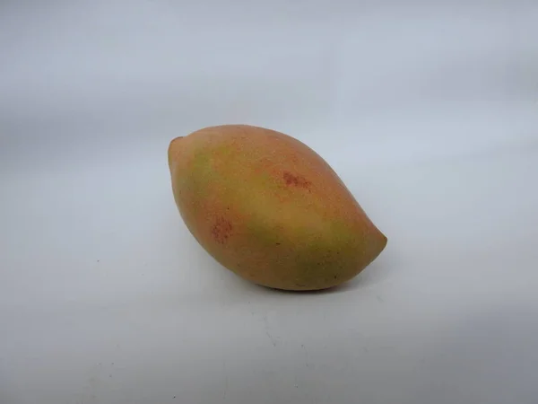 Closeup Single Grupo Totapuri Raw Mango Fruit Isolado Fundo Branco — Fotografia de Stock