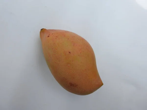 Zbliżenie Singla Grupy Totapuri Raw Mango Fruit Izolowane Białym Tle — Zdjęcie stockowe
