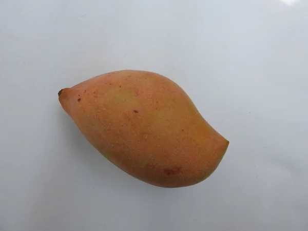 Egyedülálló Csoportos Fehér Alapon Izolált Totapuri Nyers Mangós Gyümölcs — Stock Fotó