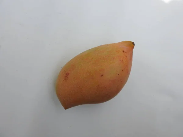 Closeup Single Grupo Totapuri Raw Mango Fruit Isolado Fundo Branco — Fotografia de Stock