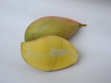 Tek ve Totapuri Raw Mango grubunun yakın çekimleri beyaz arka planda izole edilmiş meyveler dilimledi
