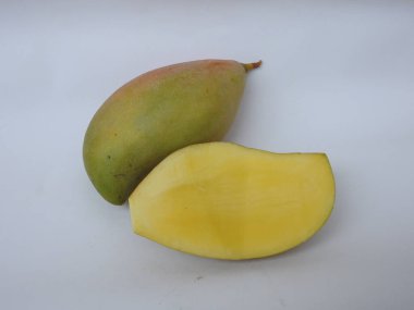 Tek ve Totapuri Raw Mango grubunun yakın çekimleri beyaz arka planda izole edilmiş meyveler dilimledi