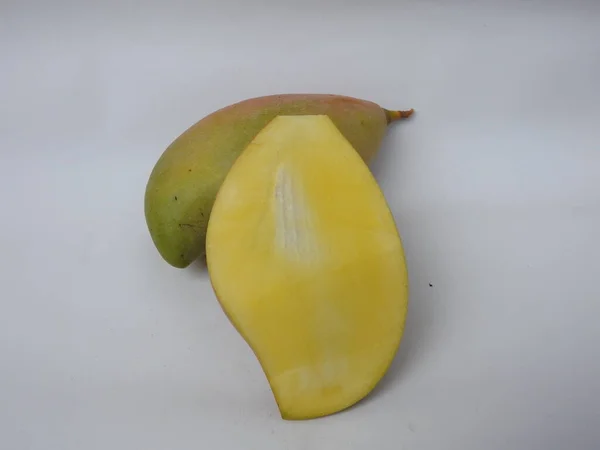 Close Van Single Groep Totapuri Raw Mango Gesneden Fruit Geïsoleerd — Stockfoto