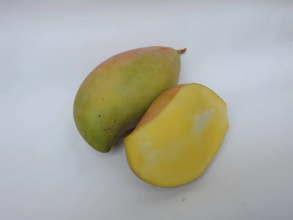 Detailní Záběr Jednotlivých Skupiny Totapuri Raw Mango Plátky Ovoce Izolované — Stock fotografie