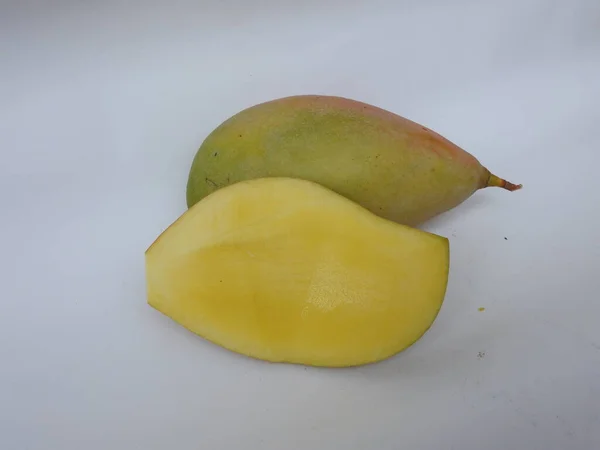 Gros Plan Fruits Coupés Tranches Mangue Crue Totapuri Isolés Sur — Photo