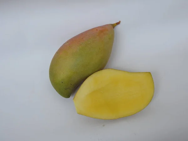 Närbild Single Och Grupp Totapuri Raw Mango Skivad Frukt Isolerad — Stockfoto