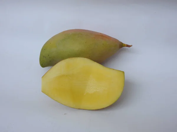 Gros Plan Fruits Coupés Tranches Mangue Crue Totapuri Isolés Sur — Photo