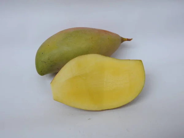 Tek Totapuri Raw Mango Grubunun Yakın Çekimleri Beyaz Arka Planda — Stok fotoğraf